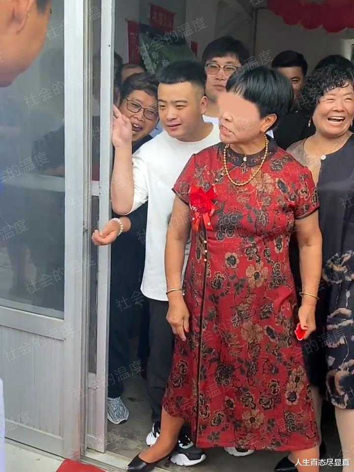 男子结婚遇大妈叉着腿要红包,嫌少不让进门,网友:这叫生财有道