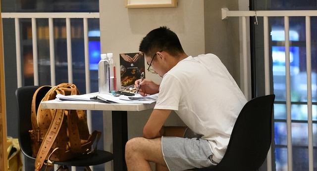 大学生|大学生辛苦考进国企,不到半年就提出离职,原因叫人有些意外