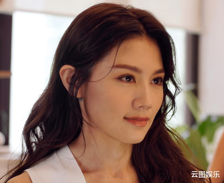 周秀娜|37岁女神周秀娜出海冲浪！光脚踩滑板长腿瞩目，男友人大花臂抢镜