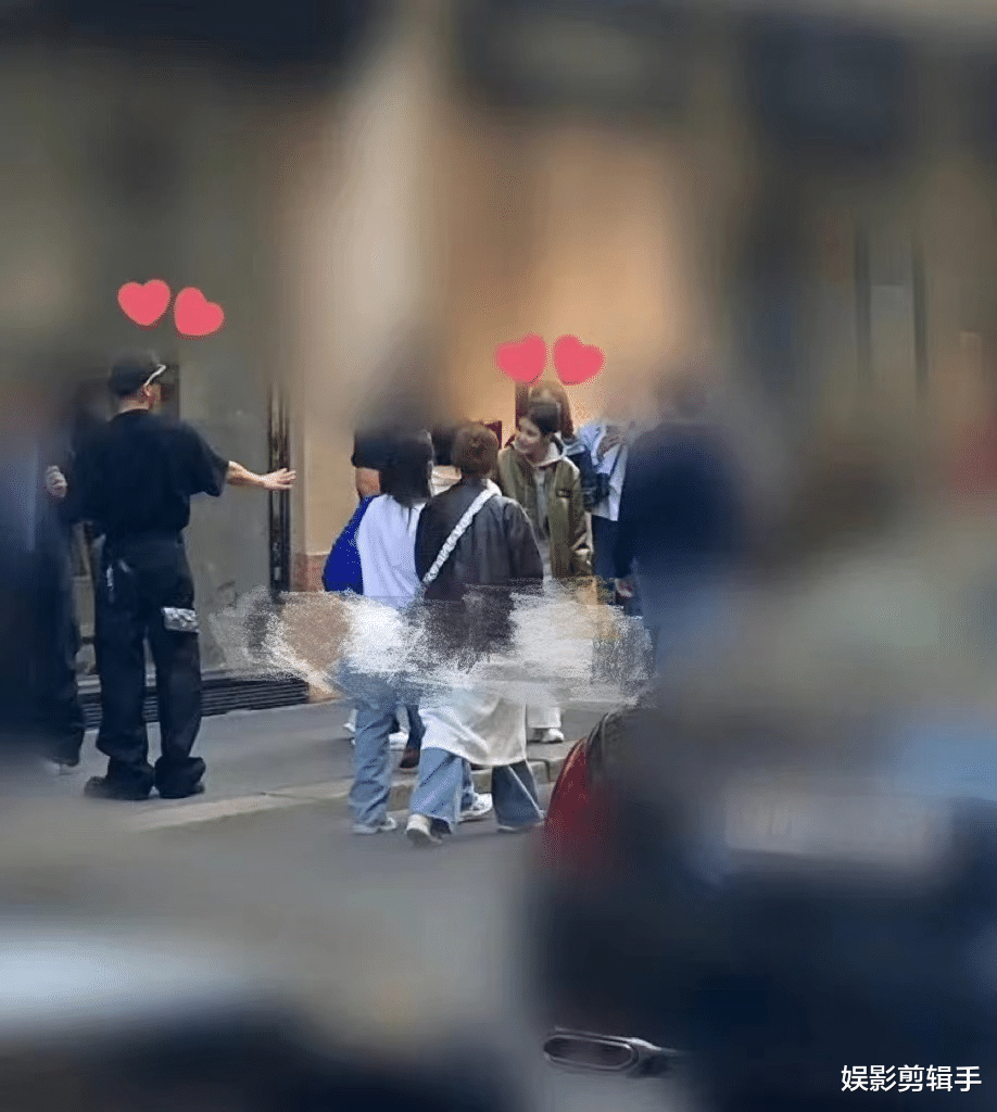 刘亚仁|IU米兰街头巧遇刘亚仁,男神与女神相遇,两人隔着距离寒暄