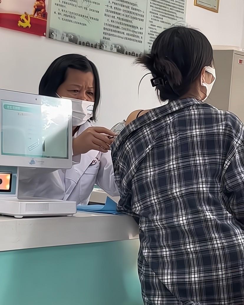 广西:女子排队打疫苗,遭情侣撒狗粮:真做作