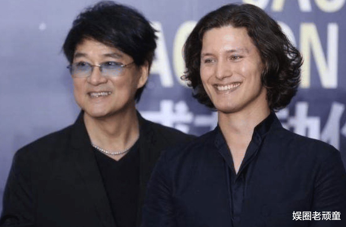 周华健|周华健与儿子同框，因长得太成熟，一时竟分不清谁是儿子谁是爹