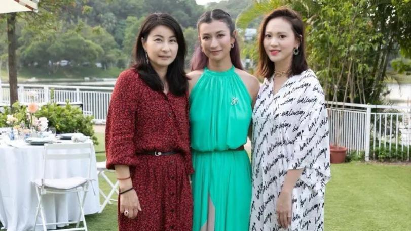 郭晶晶|郭晶晶现身名媛派对太佛系，穿旧裙格格不入，现场佳丽打扮惊艳像港姐选美