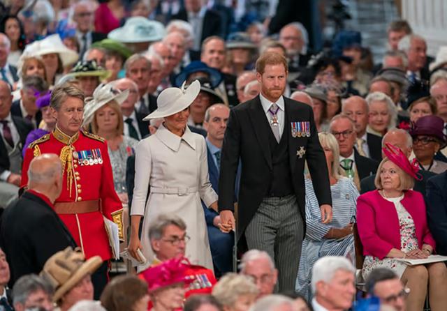 哈里王子|哈里王子和妻子梅根重申婚礼誓言,专家:现实比小说更奇怪