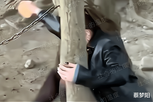 一女子被梅花鹿放倒后尴尬不已,双腿翘得老高,躲在树后不敢见人