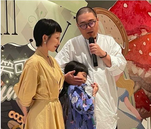 郝邵文|郝邵文与新婚妻子直播带货，女方造型独特，眉毛染成白色惹争议