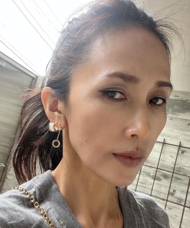 工藤静香 51岁工藤静香重现忧郁气质，豪宅内拎LV摆拍，被吐槽穿搭无季节感