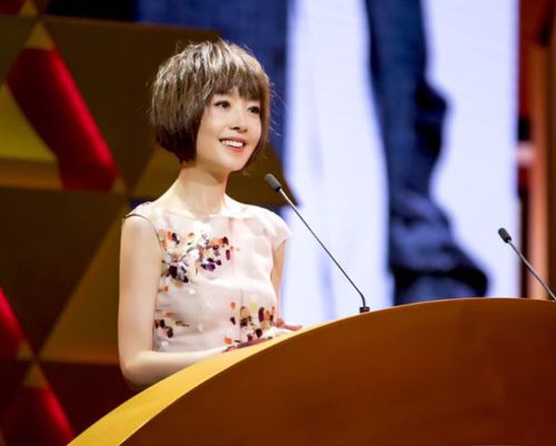 鲁豫|52岁鲁豫现身机场!身材消瘦似纸片人,脖子皱纹明显引担忧