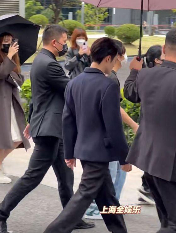 龚俊|众星参加时尚活动,龚俊如在逃王子,娜扎显胖,檀健次增高鞋抢镜