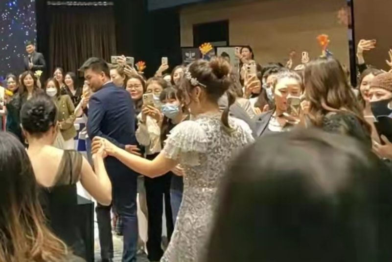 梁小冰|52岁梁小冰现身小场合商演，要人搀扶肥到难辨认，曝出场费要10万