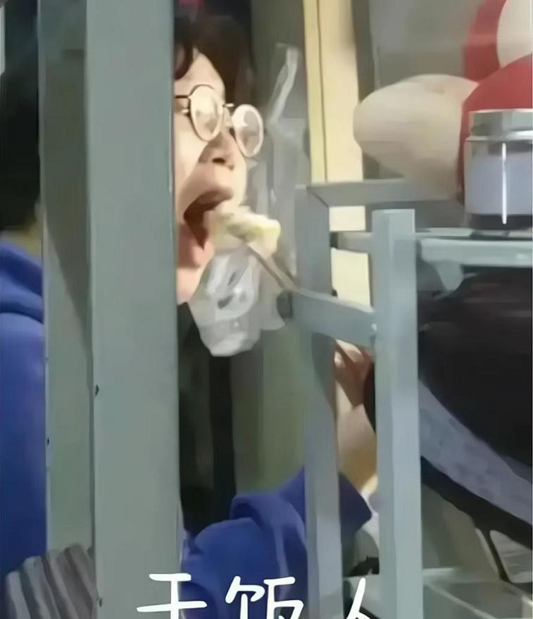 封校之后的摆烂大学生,窝在宿舍共分成6种人,谁安装的摄像头?