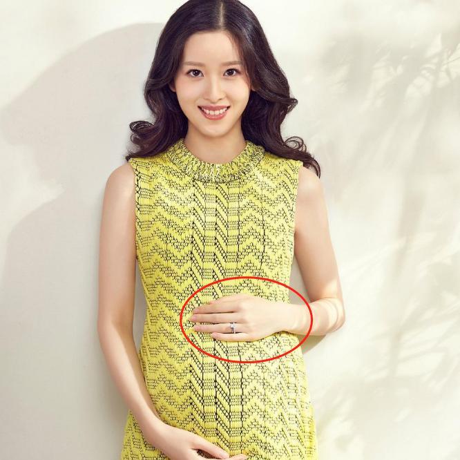 章泽天|章泽天的孕照登杂志封面，左手戴钻戒表明态度，肚子大小引担忧