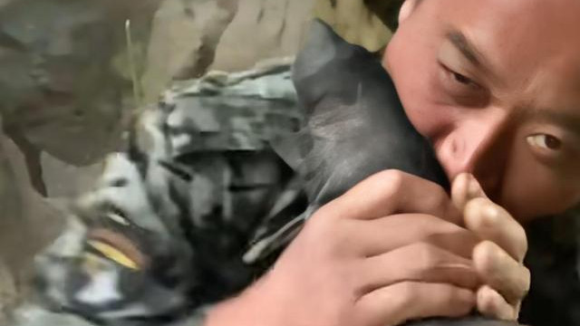 这是什么操作？安徽一男子手脚并用用嘴吹猪腿，表情十分销魂