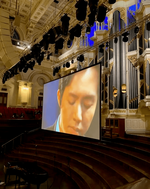 李云迪|李云迪正式复出!嫖娼被抓后人间蒸发欠债百万,曾当街小便婚内出轨多位美女!