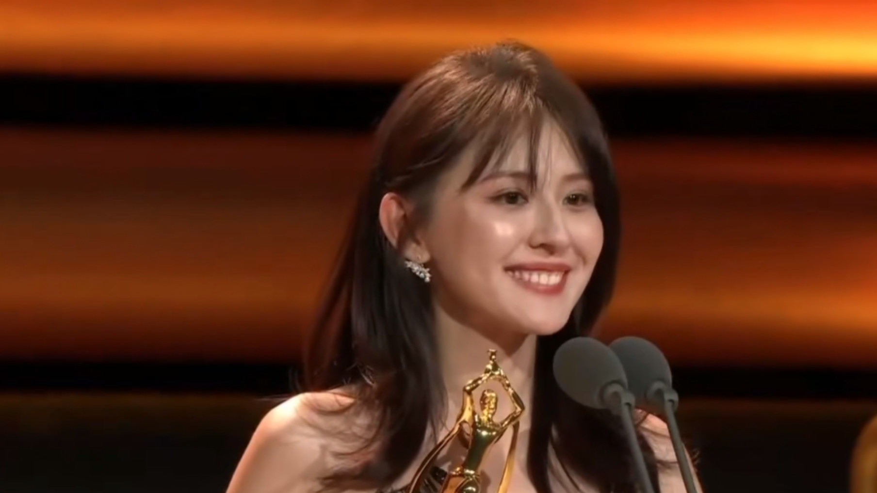 热依扎|热依扎成首位“85后飞天奖视后”，领奖感谢月嫂，孙俪在台下哭