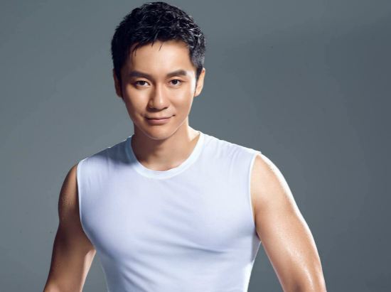 李晨|44岁李晨与富婆合影流出！吃大餐亲密拍照，女方比范冰冰稍微逊色