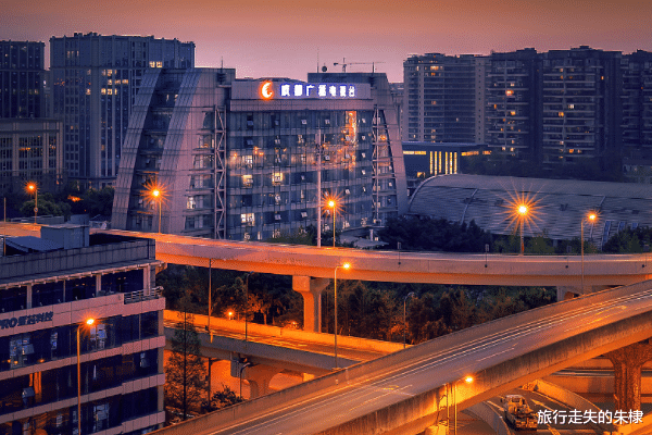 萧敬腾|“雨神”萧敬腾宣布：已定居成都，网友：正在准备开个雨伞厂