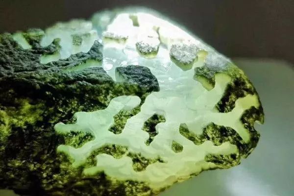 翡翠|10年前3000收购的翡翠原石,一刀切开极品玻璃种!