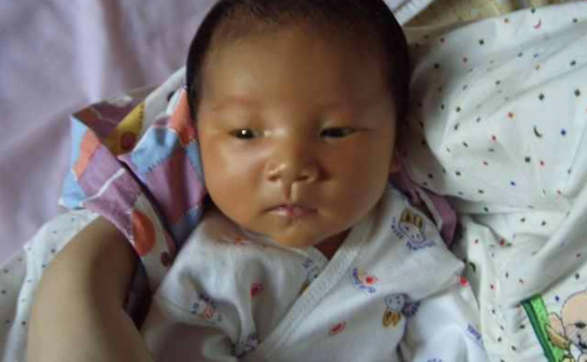 中国夫妻生下混血宝宝,3次鉴定是亲生,姥姥道出真相爸爸乐了