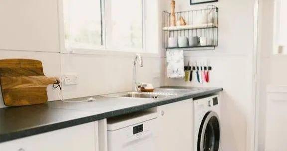 想都不敢想,21㎡两室一厅,客厅悬在儿童房上面,只能爬着去做客