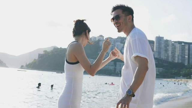沈震轩|恭喜！香港知名男星与漂亮女友好事将近，高调晒海边合照配一脸