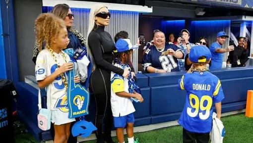 三国演义|金卡戴珊晒时尚大片！与超模合影气质丝毫不输，不愧是NBA收割机