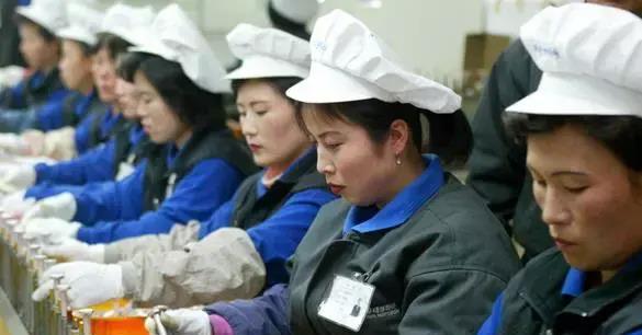 工人|工厂濒临破产，厂长借钱给工人发工资，工资到手，工人纷纷离开