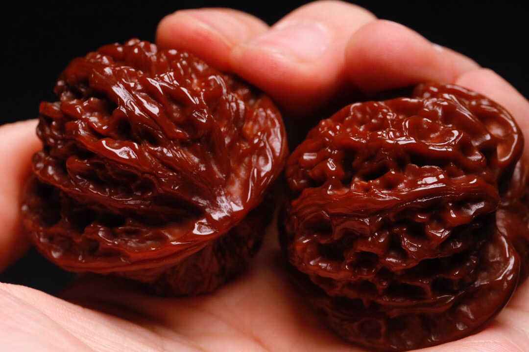 文玩核桃|盘玩文玩核桃的前、后、中期分别应该用什么刷子？应该注意什么？