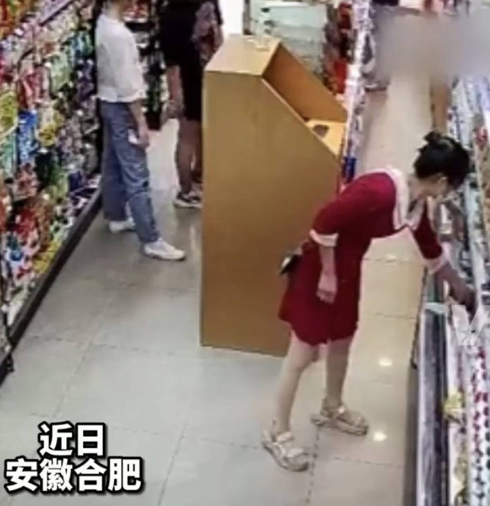 原创短裙女子超市行窃,冰柜商品塞进尴尬处,网友:不怕着凉