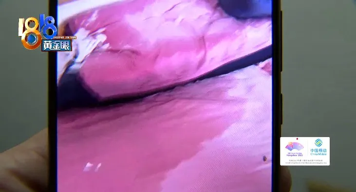 姑姑帮忙晒被子，发现天花板渗水