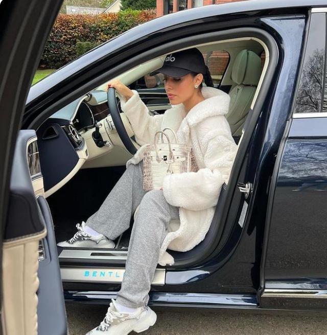 乔治娜|乔治娜开豪车现身，一身粉衣打扮格外娇小可爱，手上钻戒太抢镜了