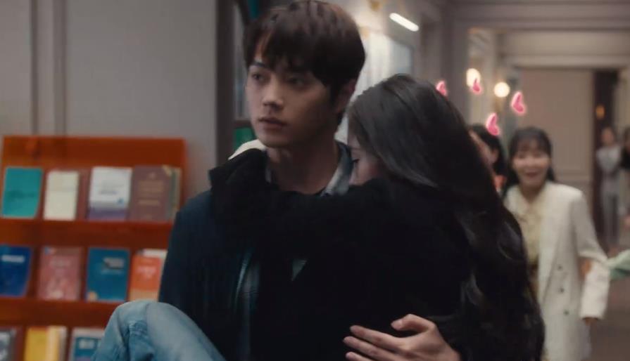 杨幂|杨幂两部剧撞档互博,一款发型演出两个角色,却曝光了转型的规划