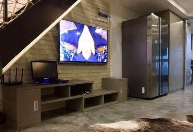 老公硬要用“麻绳”做扶手,主卫全透明,地板铺水泥!谁见过?