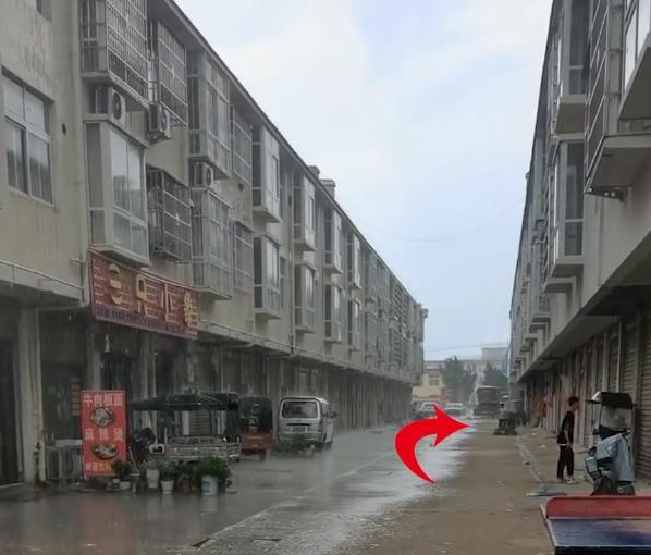 河南一男子拍下局部雨奇观,一路之隔却有两种天气,网友:太偏心