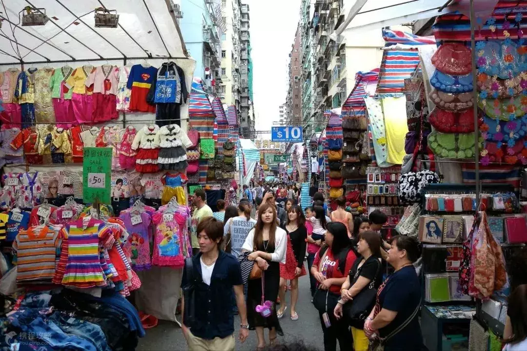 潮流丨在地摊里买到“大牌”，别怀疑是假的