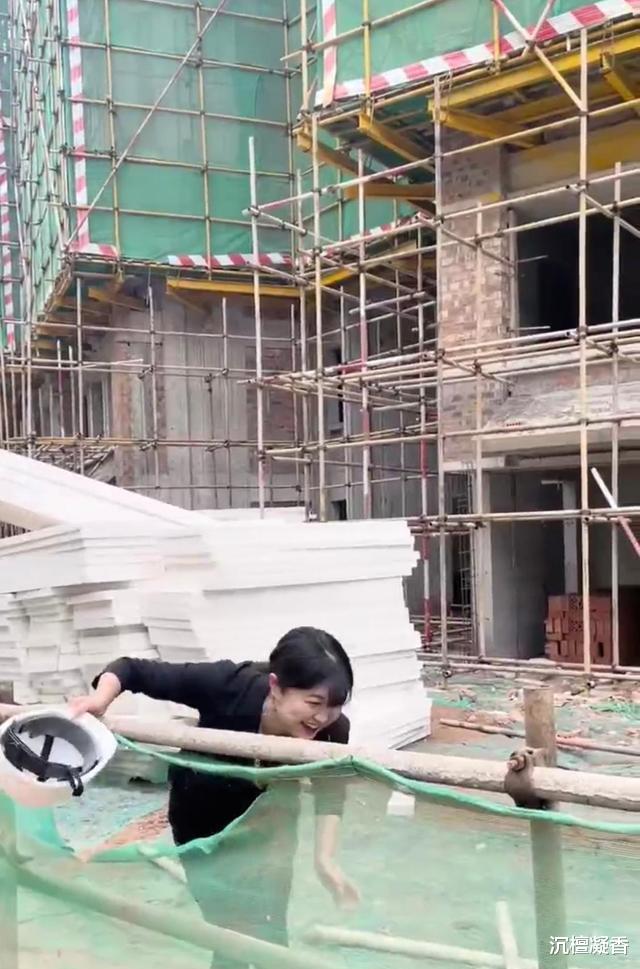 工地女老板身手敏捷,穿着黑丝袜配短裙,竟还能轻松跨过工地围栏