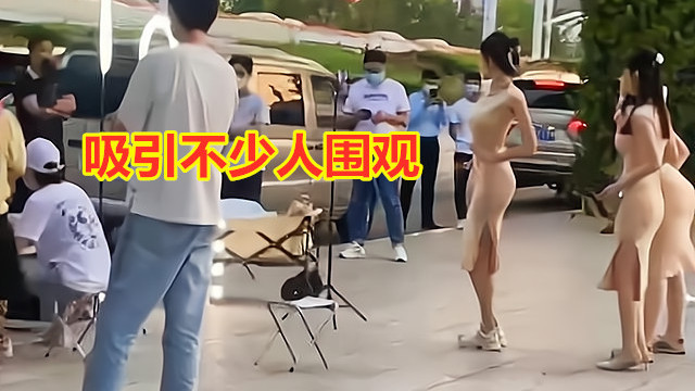3个女主播街头跳舞，男子端小椅子近距离欣赏，视角远胜榜一大哥