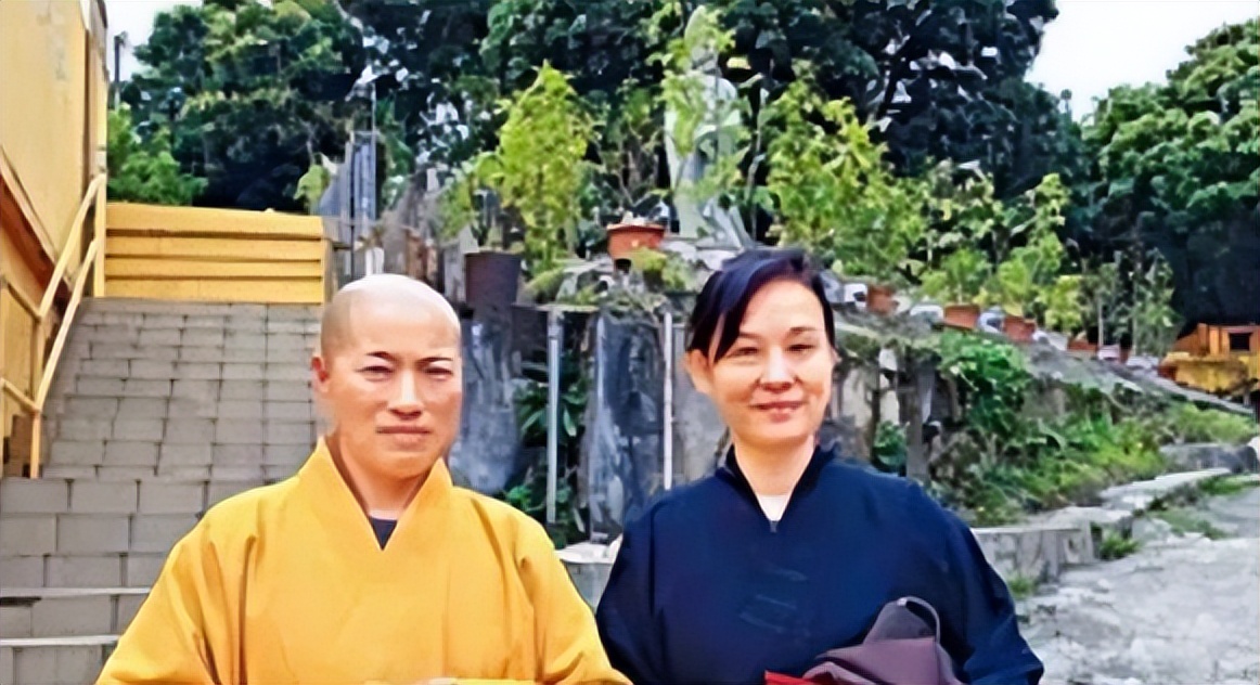 尼姑开豪车住别墅,和2个和尚结婚,被捕时屋里有黑丝假发