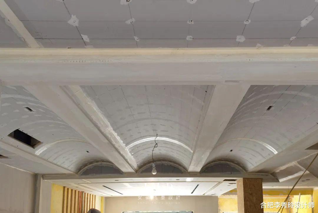 单调单调太单调,别再跟我提大白顶了,还是换了弧形吊顶,绝美