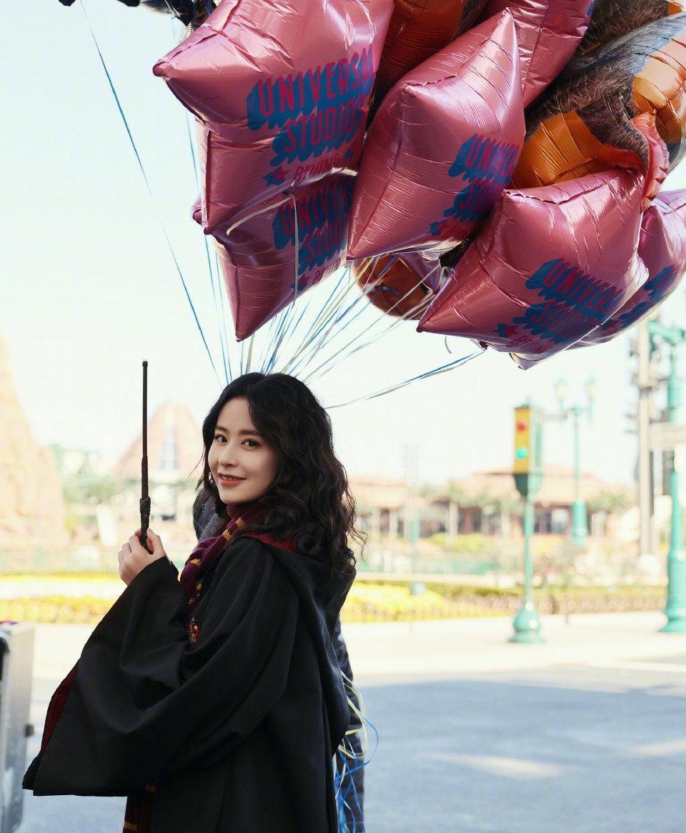 颖儿|颖儿带女儿游玩环游影城,母女俩变身魔法师超可爱,4岁小月亮好高