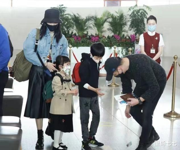 姚晨|姚晨一家四口走机场，母女俩打扮好优雅，儿女颜值却被爸爸拉垮