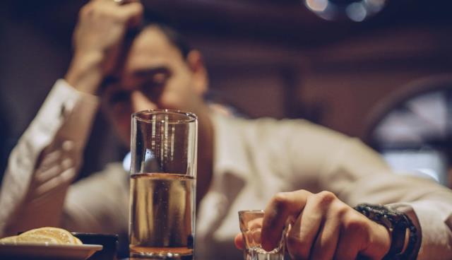 水煮鸡蛋|喝酒后排尿快的人，与排尿慢的人，谁的身体更健康？医生作出解释