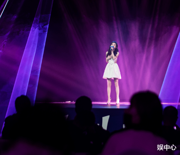 王嘉尔|冯提莫出席活动造型惊艳，状态很好，网友直呼：白月光