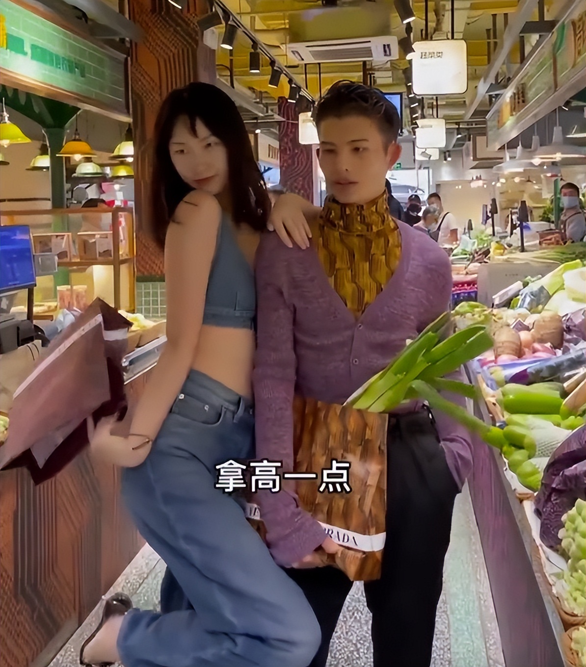 演绎|陆仙人抱大葱菜场走秀气场足！曾说自己和大表姐差一座珠穆朗玛峰