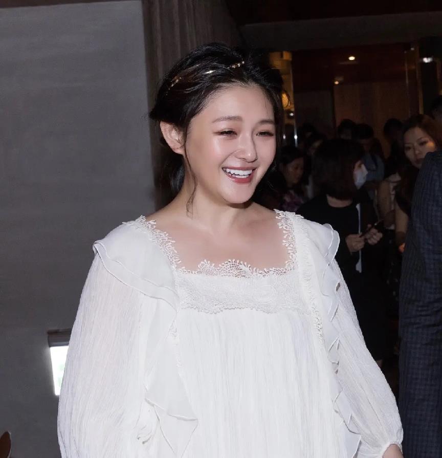 大S|大S、具俊晔结婚照曝光,穿露脐装结婚胆真大,糊的图也挡不住美