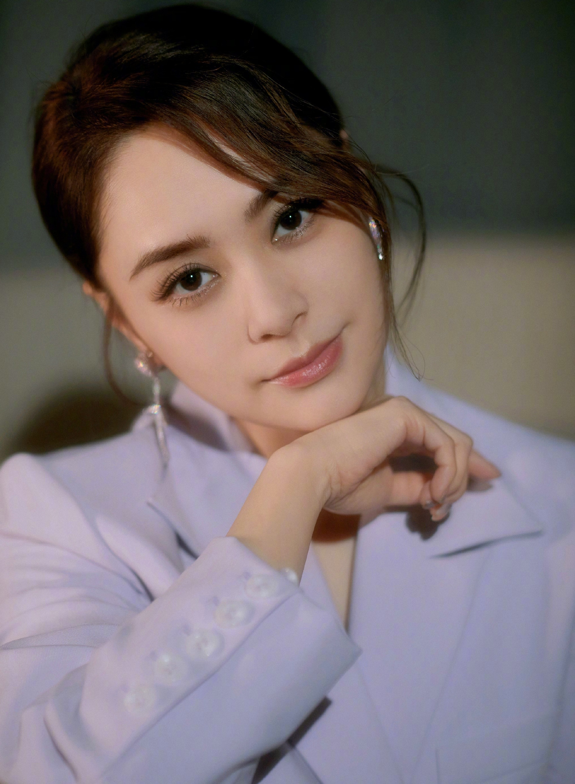 |香港女星过六一,西装配超短裙,腿好白