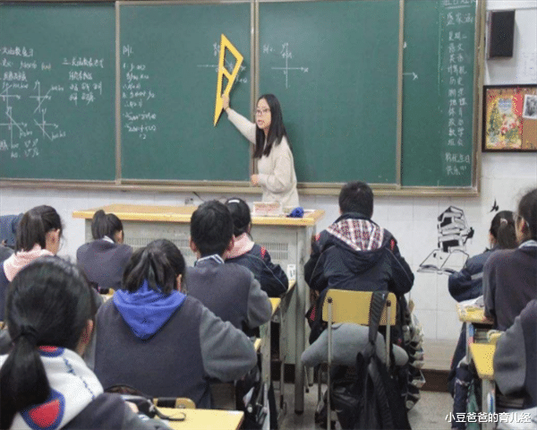 中小学|小学老师身穿“昂贵”的衣服，遭到家长质疑，校方：已惩罚