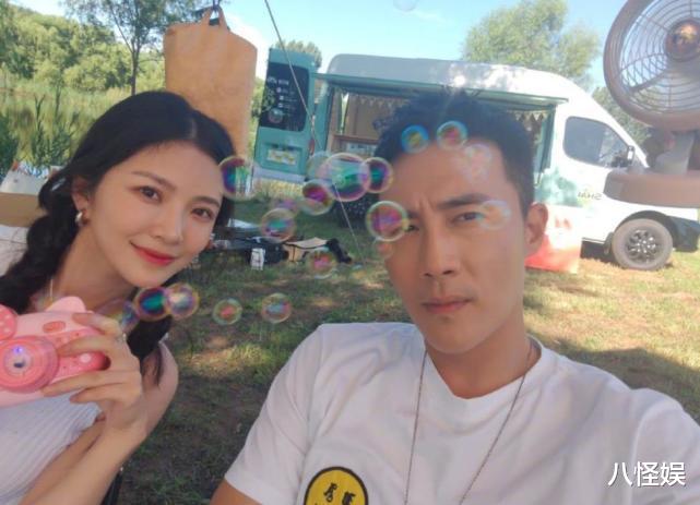 |王灿晒老公带娃,杜淳陪女儿骑车,紧跟蛋饺身后给她扇扇子好温柔