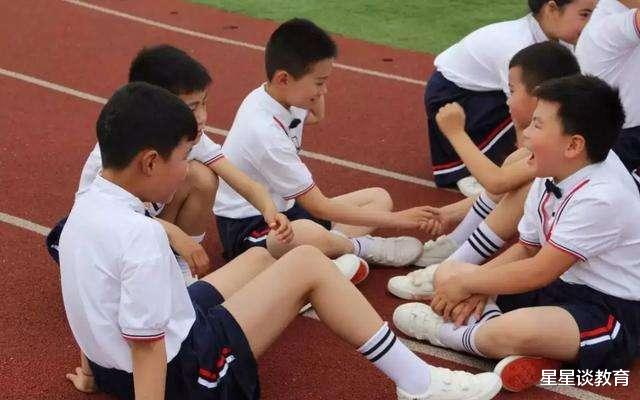 小孩打架,家长上门道歉反被打,网友:伸手不打笑脸人?