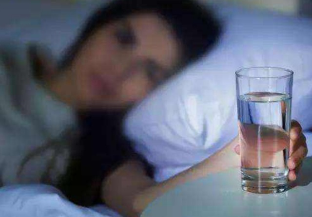 蛋白质 白开水是天然的长寿药,但这2个时间段尽量少喝,很多人没留意!